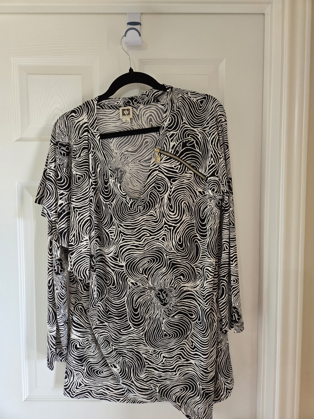 Anne Klein Black & White V-Neck Swirl Print Top